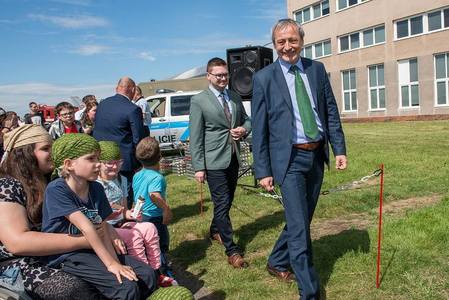 Děti pozdravil ministr Stropnický a ředitel VTÚ Protiva