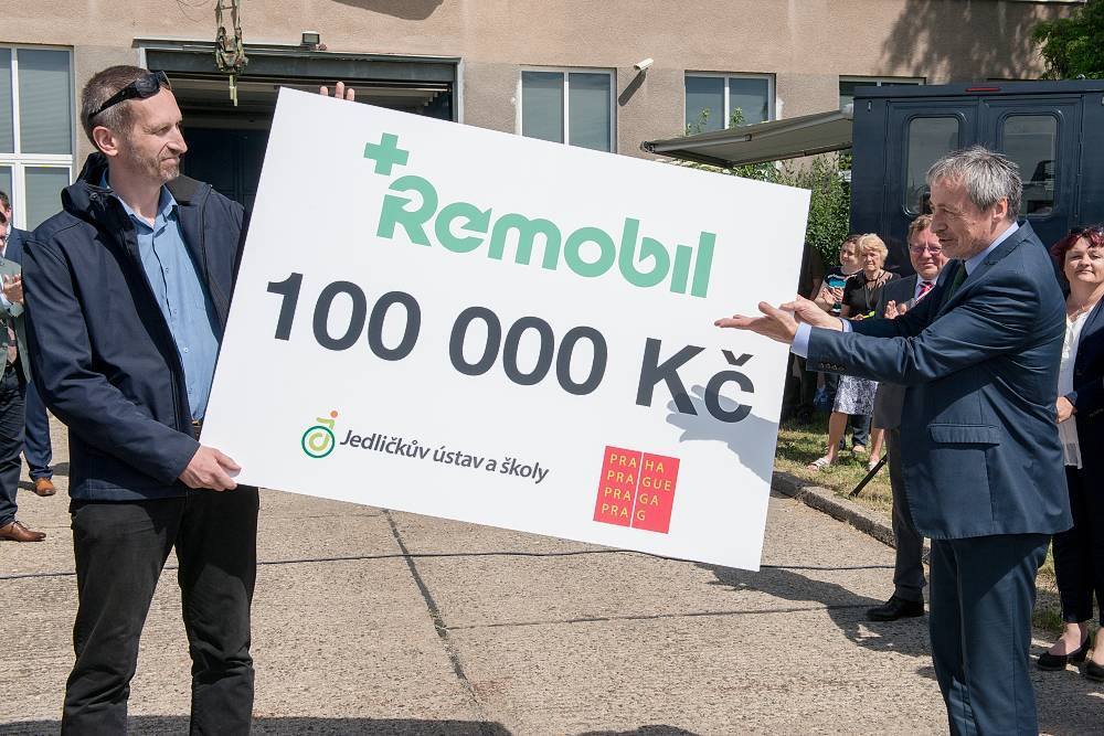 Recyklace jednoho mobilu představovala výtěžek 10 Kč pro Jedličkův ústav a školy, celkem se recyklovalo 10 tisíc mobilů