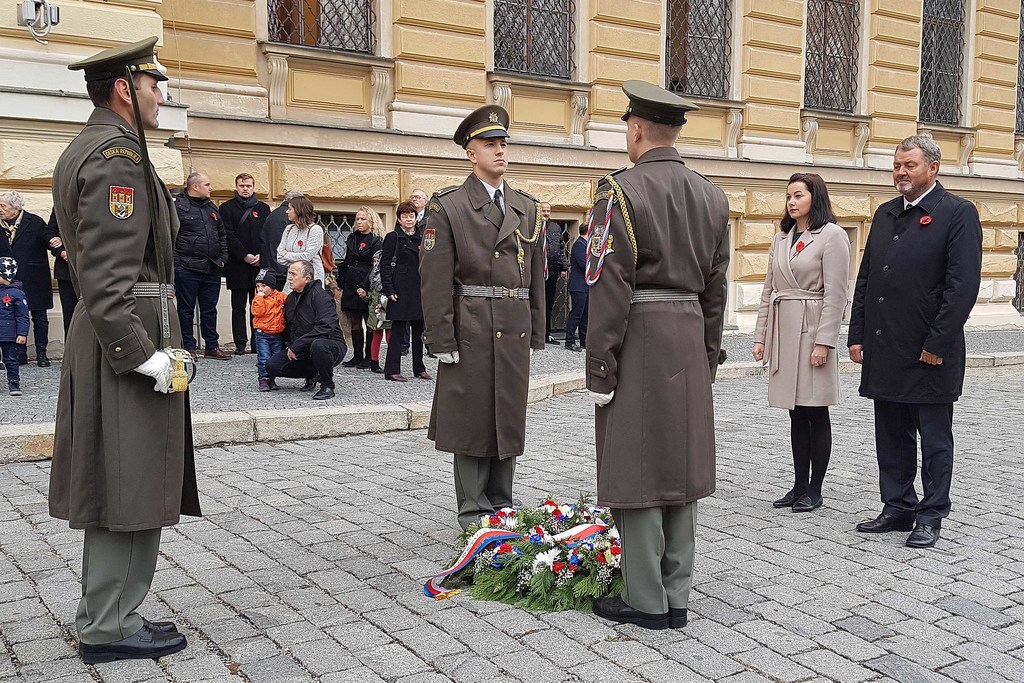 Za resort obrany se pietního aktu zúčastnili Ředitelka kabinetu ministra Alžběta Cimová a Milan Bachan z odboru pro válečné veterány.