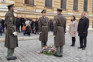 Za resort obrany se pietního aktu zúčastnili Ředitelka kabinetu ministra Alžběta Cimová a Milan Bachan z odboru pro válečné veterány.