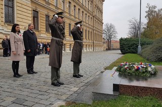 Ze vzpomínky na popravené absolventy Vysoké školy válečné.