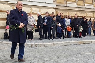 Ze vzpomínky na popravené absolventy Vysoké školy válečné.