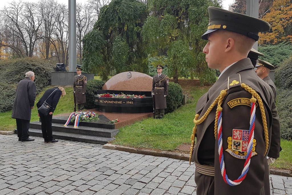 Zástupci resortu obrany i blízcí uctili památku popravených absolventů Vysoké školy válečné