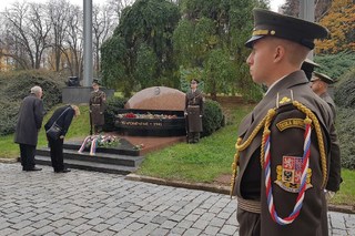 Zástupci resortu obrany i blízcí uctili památku popravených absolventů Vysoké školy válečné