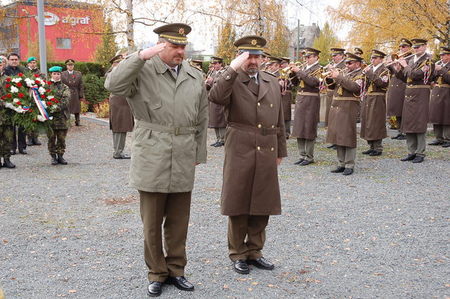 Velitel Společných sil brigádní generál Ing. Ján GURNÍK a velitel posádky Olomouc plukovník gšt. Ing. Alois KADLČÍK při pietním aktu na Ústředním hřbitově v Olomouci Neředíně