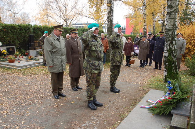 Velitel Společných sil brigádní generál Ing. Ján GURNÍK a velitel posádky Olomouc plukovník gšt. Ing. Alois KADLČÍK při pietním aktu na Ústředním hřbitově 	v Olomouci Neředíně