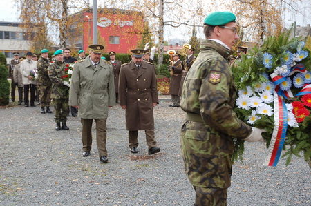 Velitel Společných sil brigádní generál Ing. Ján GURNÍK a velitel posádky Olomouc plukovník gšt. Ing. Alois KADLČÍK při pietním aktu na Ústředním hřbitově 	v Olomouci Neředíně