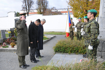 Velitel VeV-VA plk.Kožiak společně s náměstkem MO Hrbatou a předsedou Klubu vojenských důchodců vyškov vzdávají poctu padlým