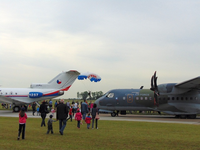 Dětský den byl zahájen výsadky parašutistů