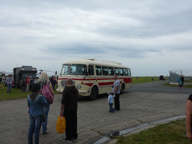 po areálu letiště vozil děti historický autobus