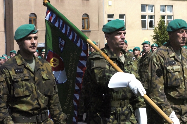 Přinesení bojového praporu.