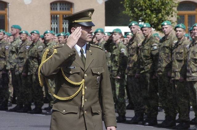 Defilé velitele pluku plukovníka gšt. Radka Černého