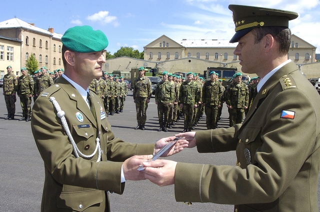 Slavnostní přísahu skládá nadrotmistr Robert Dolozim