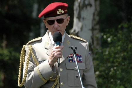Tomáš Sedláček během pietního aktu v Ležákách