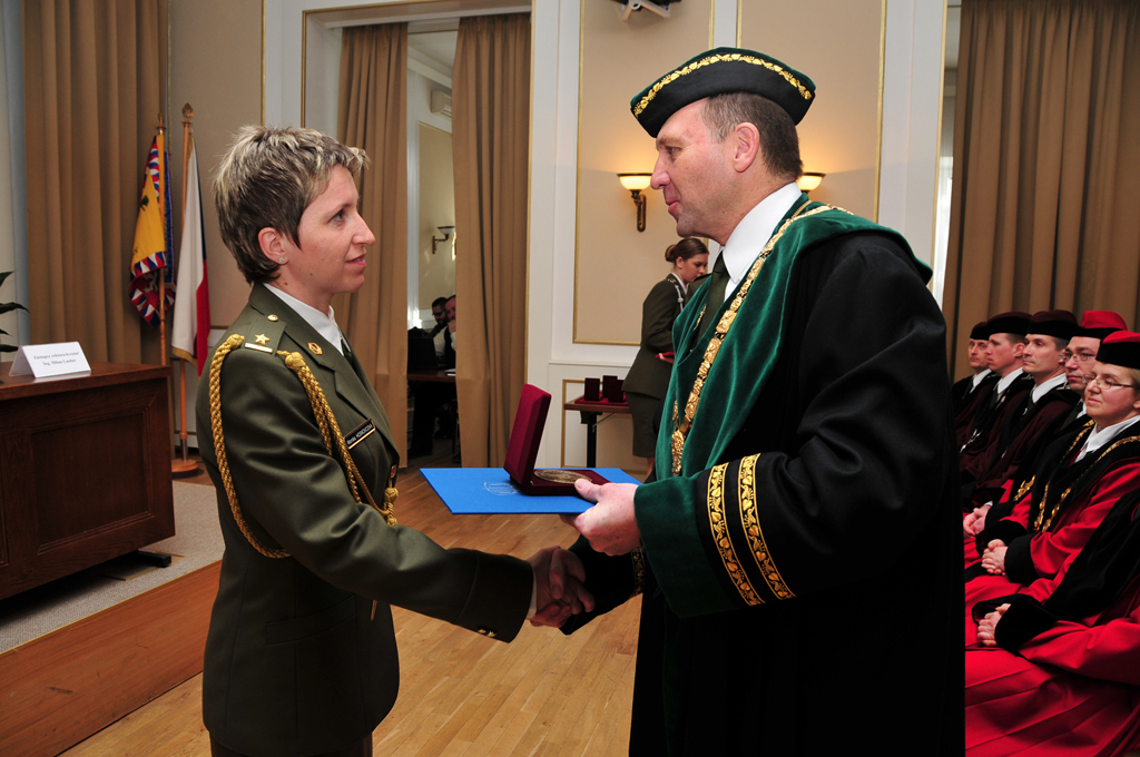 Rektor-velitel UO brigádní generál Bohuslav Přikryl předává ocenění nejlepším učitelům