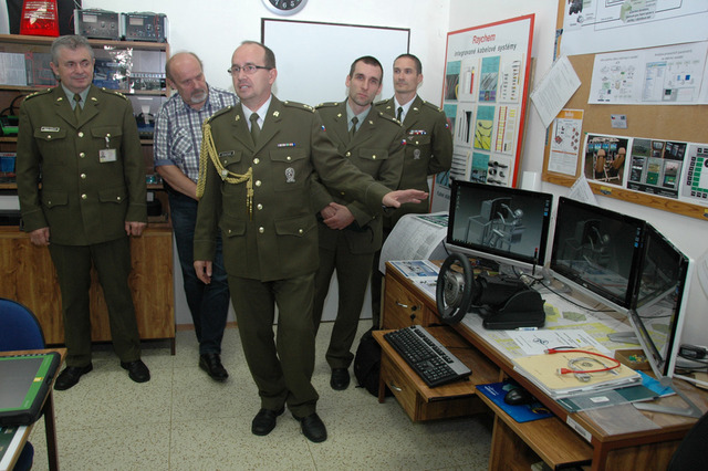 Podplukovník Túró seznamuje přítomné s vybavením laboratoře