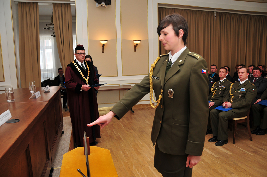 Složení slibu absolventa