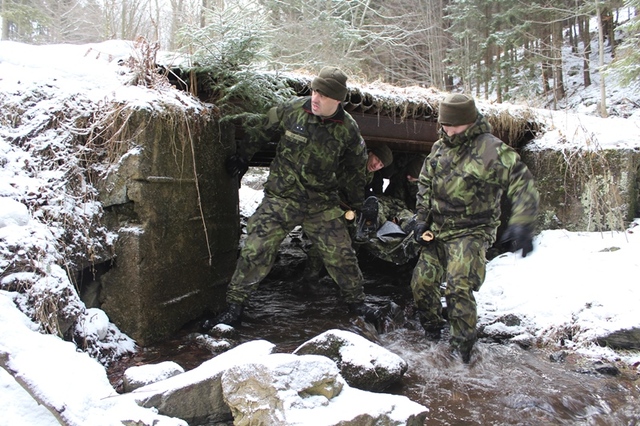 Během cvičení vojáci museli plnit úkoly vydané instruktory