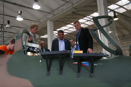 Náměstek Kuchta a náčelník generálního štábu si prohlédli nový Albatros