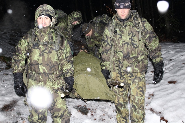Transport raněného během nočního přesunu