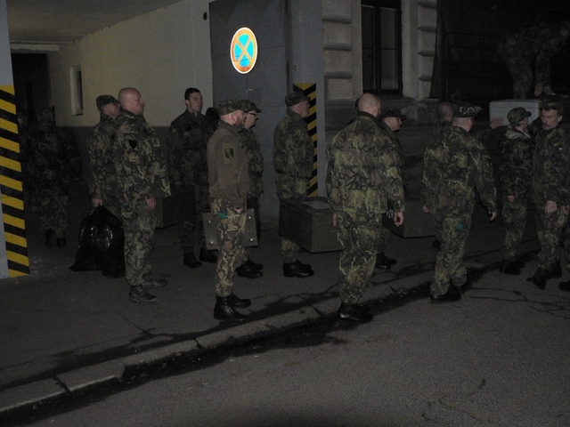 Nezbytné naložení materiálu a osobních věcí na přistavené nákladní vozidlo.