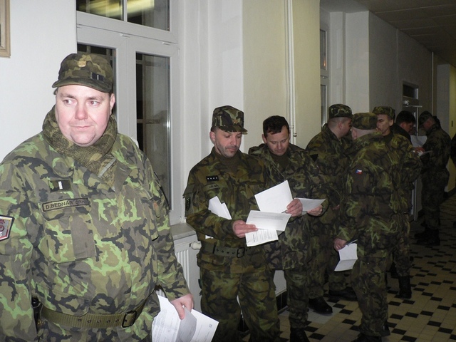 Příslušníci pěší roty AZ po příchodu na KVV Plzeň dne 17.3. 2016 v 01.00 hodin