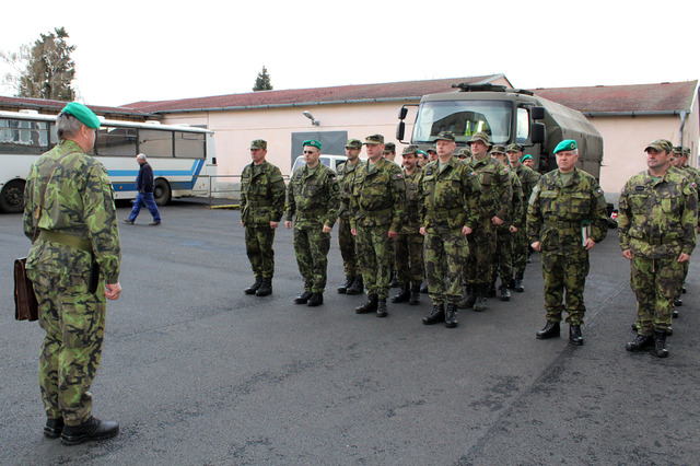 Nástup příslušníků AZ Karlovy Vary před odjezdem na cvičení Hradba 2016