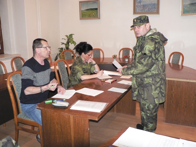 Velitel pěší roty AZ mjr. v zál. Ján Vištiak při předložení povolávacího rozkazu a kontrole osobních údajů.