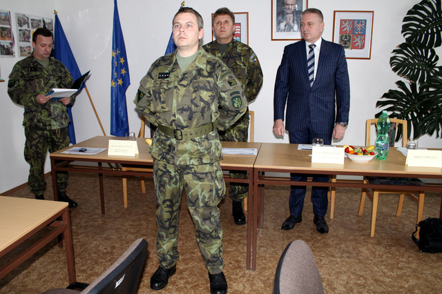 Rtn. Martin Novotný převzal z rukou hejtmana Martina Havla stužku za deset let působení v aktivní záloze