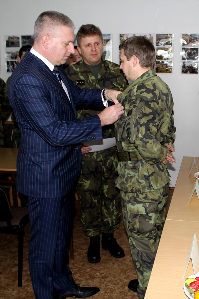 Ocenění příslušníka AZ za deset let služby v AZ