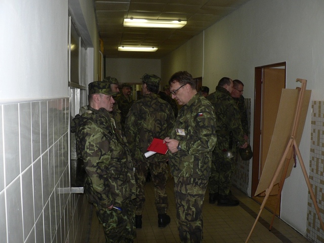 Celou příjímací činnost kontrolovali pplk. Slavomír Tomčák (vpravo) a mjr. v zál. Ján Vištiak.