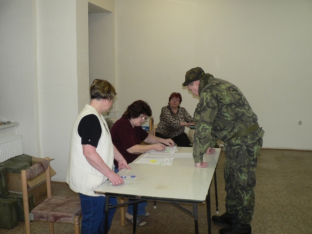 Doplnění výstrojních součástí měli na starosti státní zaměstnankyně Marcela Střílková, Bc. Věra Holá a občanská zaměstnankyně Marie Zapletalová.