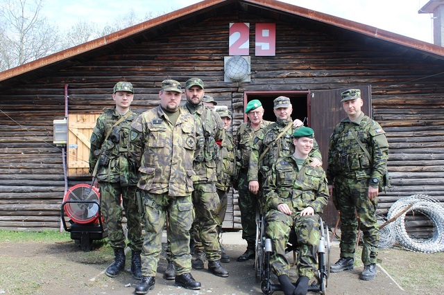 Desátník Lukáš Hirka s vojáky pěší roty Středočeského kraje