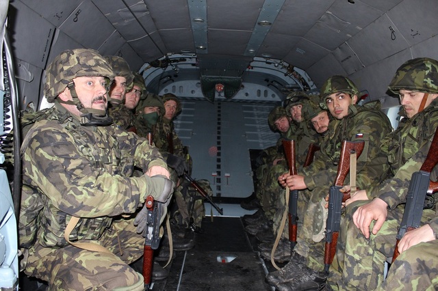  Vojáci pěší roty ve vrtulníku Mi-17