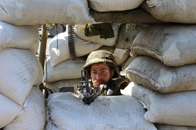  Voják na kontrolním propouštěcím místě