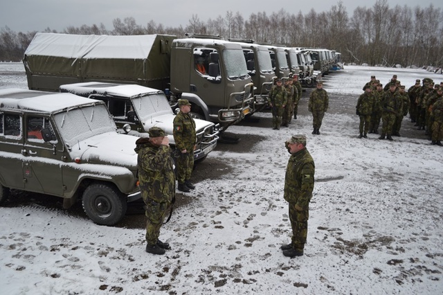 Velitel jihlavské roty nadporučík Karel Hanák podává hlášení zástupci ředitele cvičení podplukovníkovi Vladimíru Losenickému