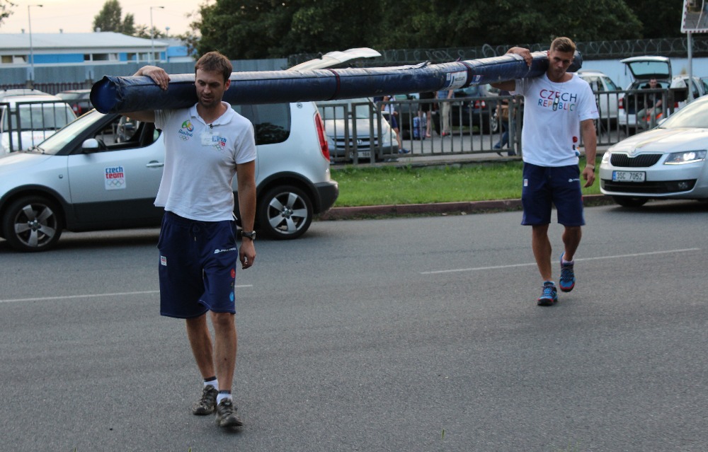 sportovci přicházejí do areálu letiště