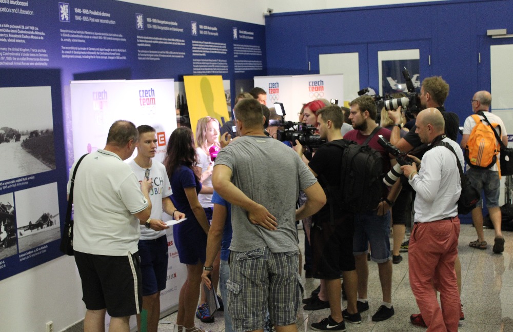 sportovci byli v permanentním obležení novinářů