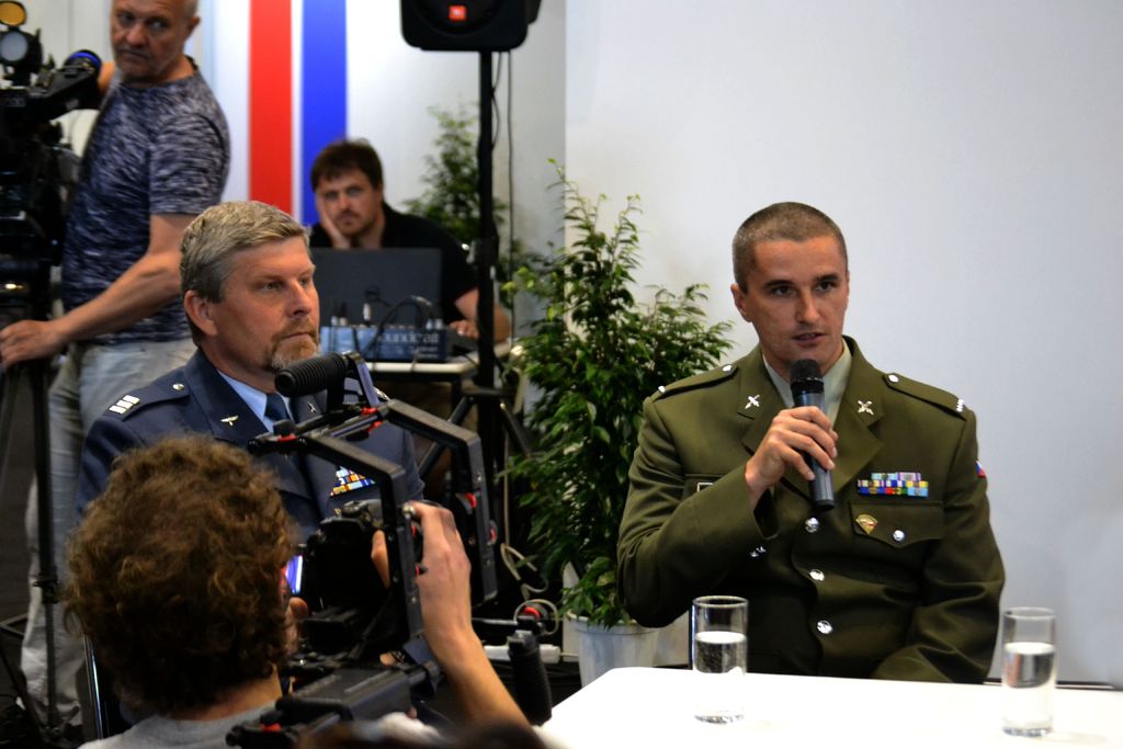 Autoři fotografií výstavy Ten druhý život rotný Radek Venglář a rotmistr Josef Spurný