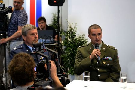 Autoři fotografií výstavy Ten druhý život rotný Radek Venglář a rotmistr Josef Spurný