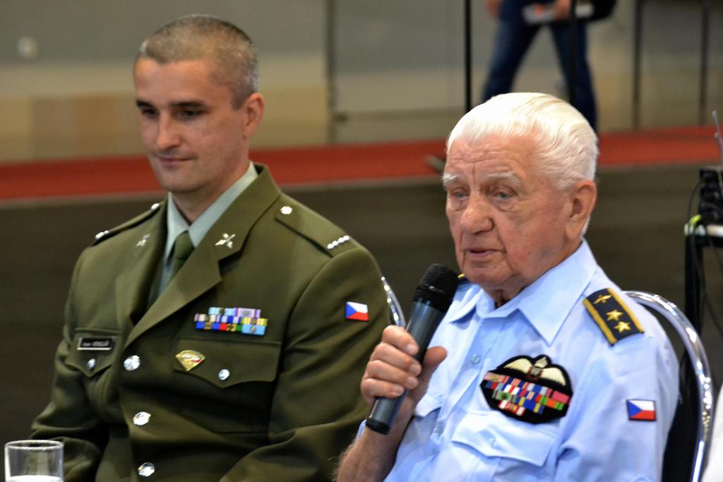 Jeden z autorů fotografií výstavy Ten druhý život Radek Venglář (vlevo) a válečný veterán generál Emil Boček