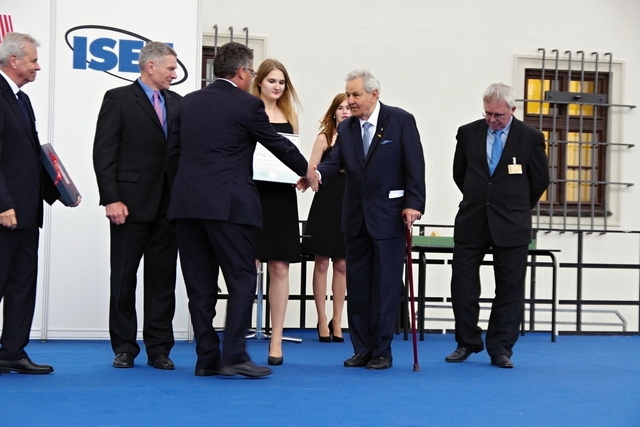 Paul Rausnitz přebírá ocenění