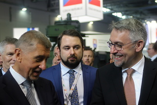 Premiér Andrej Babiš, pověřený náměstek pro řízení sekce vyzbrojování a akvizic Ministerstva obrany Filip Říha a ministr obrany Lubomír Metnar