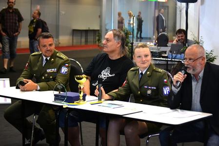 Příslušníci Vojenské policie Lukáš Kvapil a Nikol Hájková