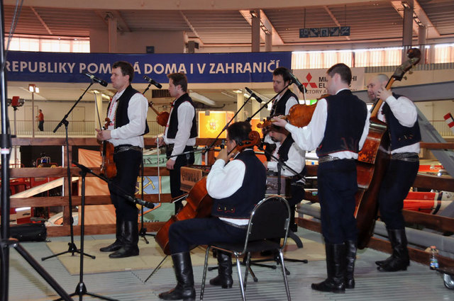 Poslední den výstavy v pavilonu Z vítal návštěvníky expozice Ministerstva obrany Vojenský umělecký soubor Ondráš s cimbálovkou přímo na mostové soupravě 