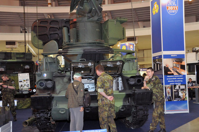 Také o techniku protiletadlové raketové brigády ze Strakonic byl mezi návštěvníky veletrhu veliký zájem a vojáci neúnavně odpovídali na ty nejvšetečnější dotazy
