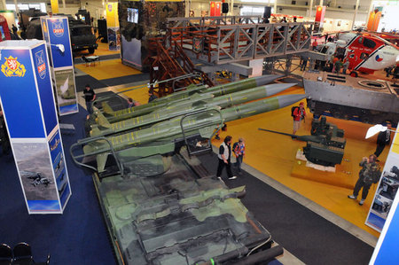 Pavilon Z s expozicí MInisterstva obrany ČR v pátek 13.5. 2011