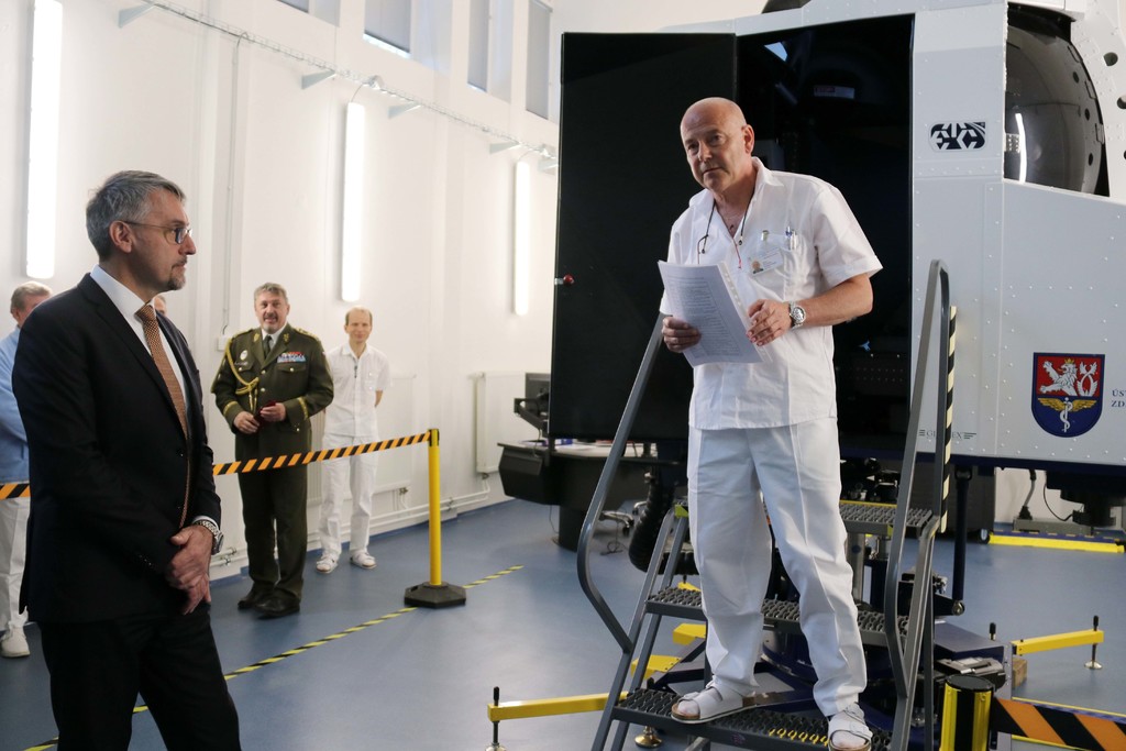 Dezorientační simulátor ministrovi a hostům, mezi nimiž nechyběl náčelník Generálního štábu AČR armádní generál Aleš Opata (v pozadí), představil náměstek ředitele ÚLZ Petr Došel. 
