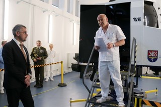 Dezorientační simulátor ministrovi a hostům, mezi nimiž nechyběl náčelník Generálního štábu AČR armádní generál Aleš Opata (v pozadí), představil náměstek ředitele ÚLZ Petr Došel. 