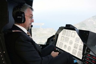 Ministr Metnar si nový trenažér osobně vyzkoušel.